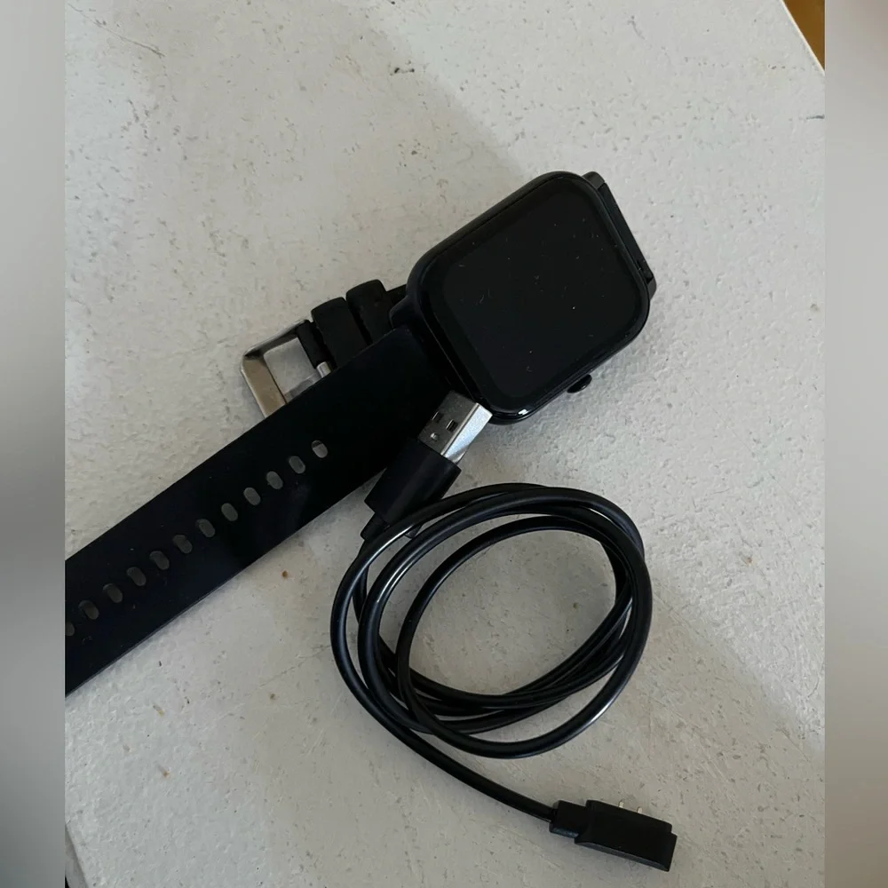 Aptkdoe Black Smartwatch with USB Charging Cable